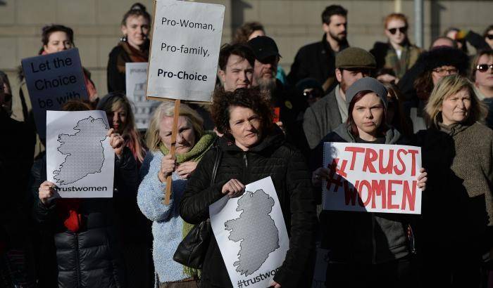 Le donne nord-irlandesi potranno abortire gratis in Inghilterra