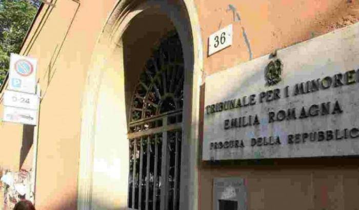 Botte e abusi sulle sorelline poco musulmane: condannato a 8 anni a Bologna