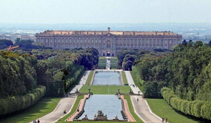 Fanno sesso davanti alla Reggia di Caserta: "daspo" per la coppia