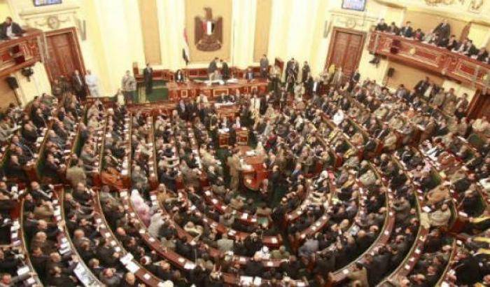Il componente della Commissione religiosa del parlamento egiziano ricorda che la Sharia vieta le chat tra uomini e donne