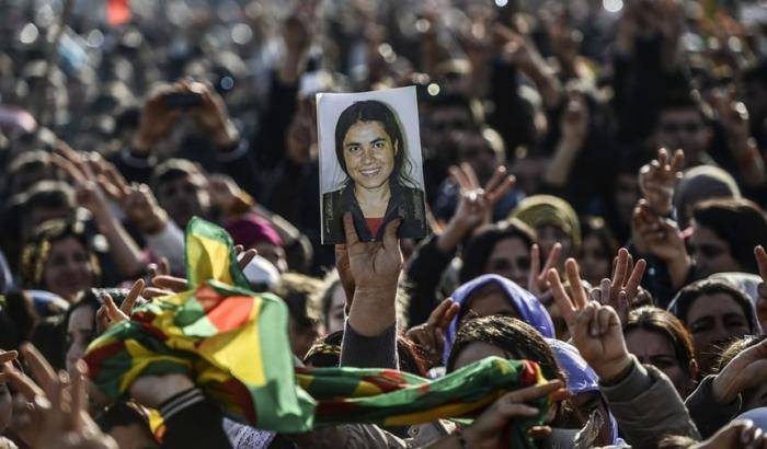 I funerali di una combattente curda delle Ypj