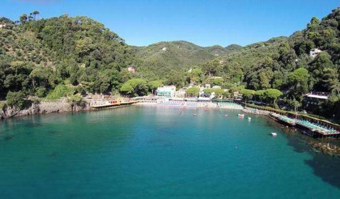 La baia di Paraggi, uno degli angoli più belli della Liguria, immersa tra l'Area Marina Protetta il Parco di Portofino