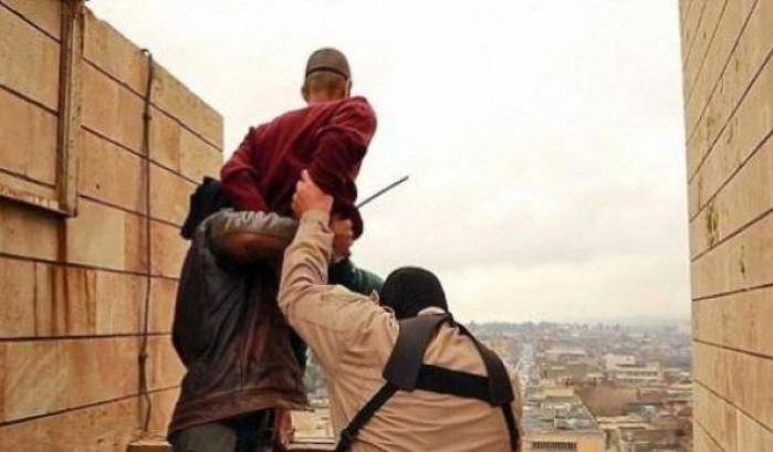 L'Isis getta i gay da un palazzo
