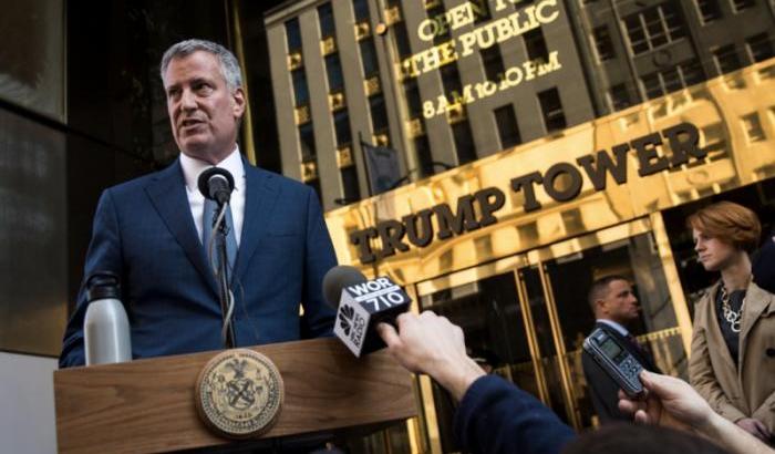 De Blasio davanti alla Trump Tower