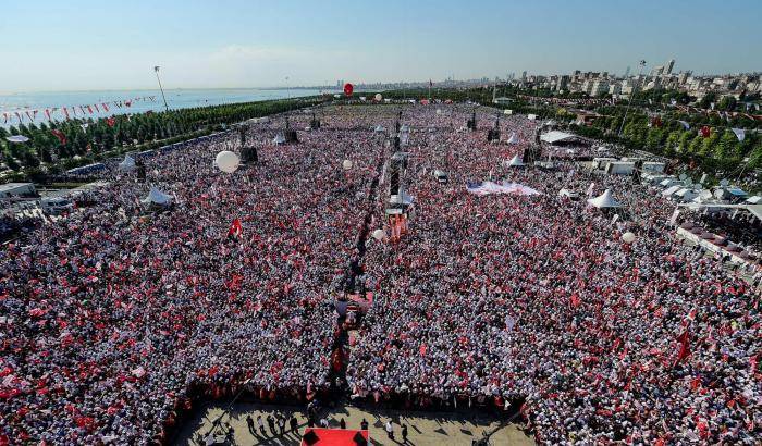 La piazza di Istanbul piena di manifestanti contro Erdogan