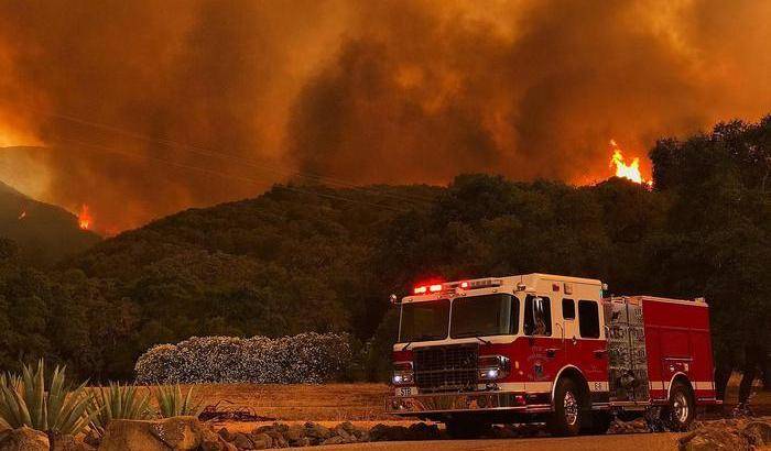 La California brucia: evacuate 8.000 persone nella contea di Santa Barbara
