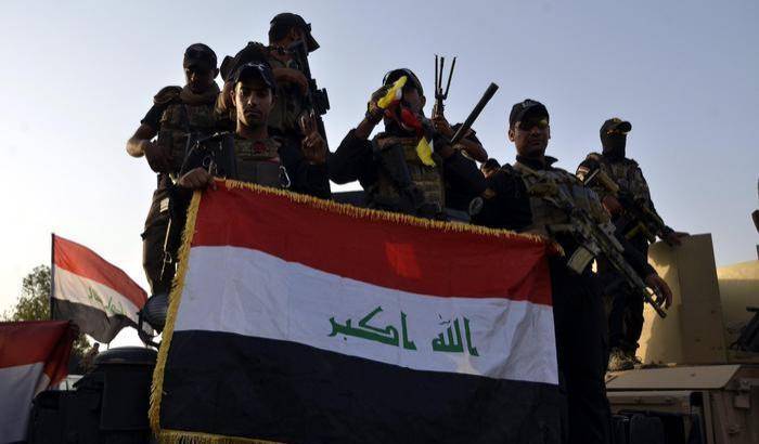 Soldati iracheni celebrano la liberazione di Mosul dall'Isis