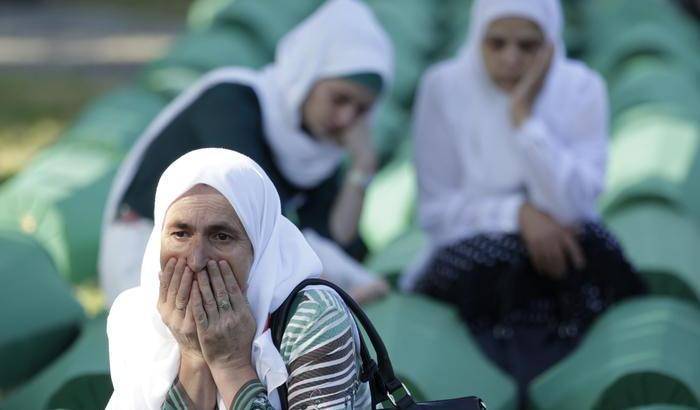 Srebrenica, 22 anni fa l'orrore del massacro: l'omaggio alle 8.372 vittime del genocidio