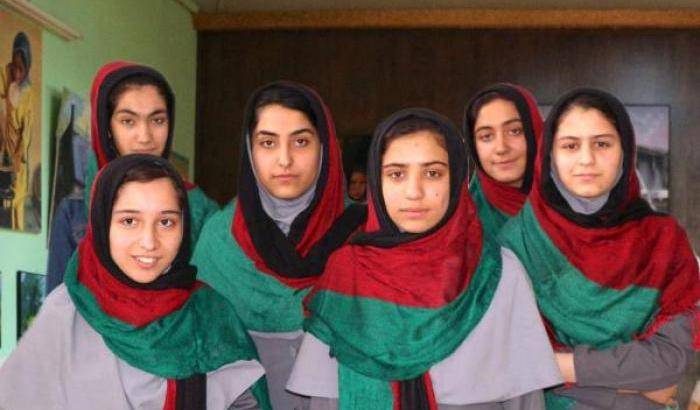 Le piccole scienziate afghane battono Trump: sì al concorso di robotica