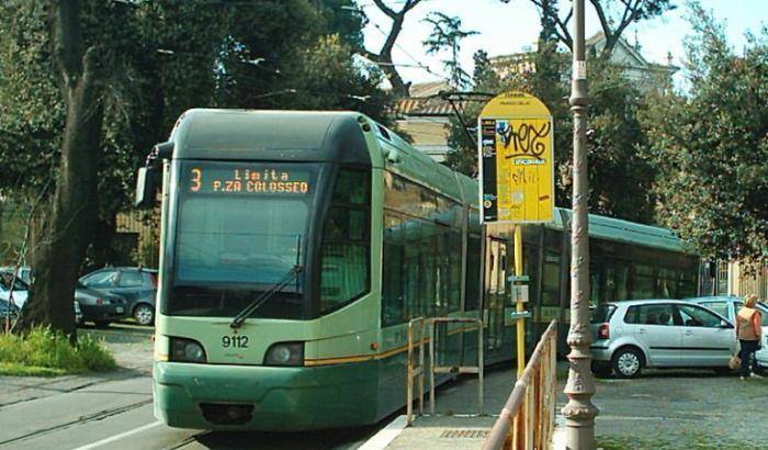 Roma, 17enne investita da un tram in piazza Vittorio: è grave