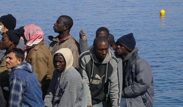 Migranti, non si fermano gli sbarchi: altri 2500 arrivi a Catania e Salerno