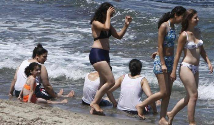 Donne algerine in bikini sulla spiaggia di Annaba