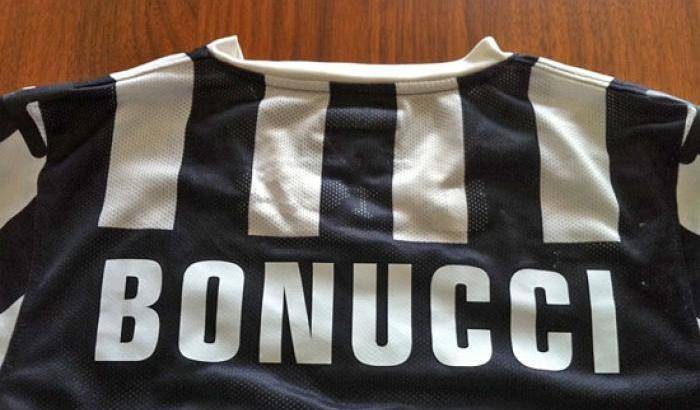Doppia ira dei tifosi: gli Juventus Store non cambiano la maglia di Bonucci