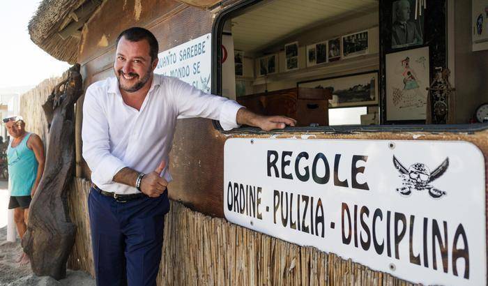 Salvini visita lo stabilimento balneare "fascista"