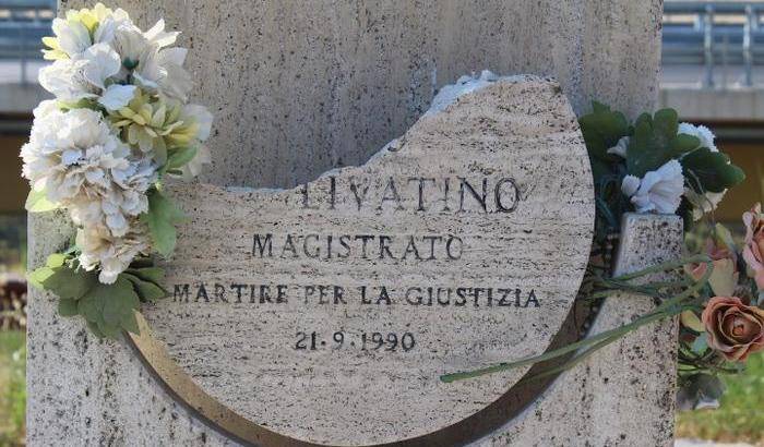 Alla vigilia dell'anniversario della morte di Borsellino: danneggiata la stele che ricorda il giudice Livatino