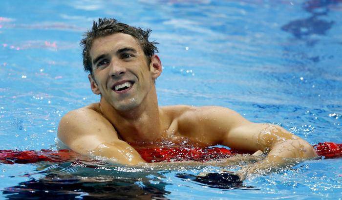 Sfida inedita tra il nuotatore Michael Phelps e uno squalo bianco a Città del Capo