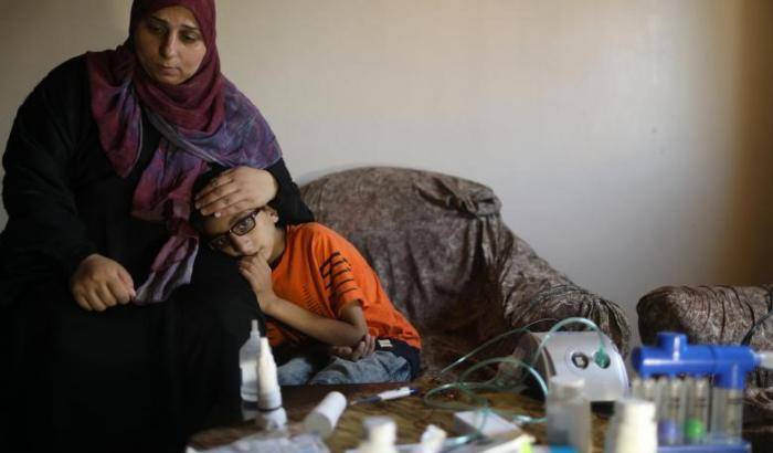 Il piccolo Mohammad Shanty che soffe do fibrosi cistica nella sua casa a Gaza