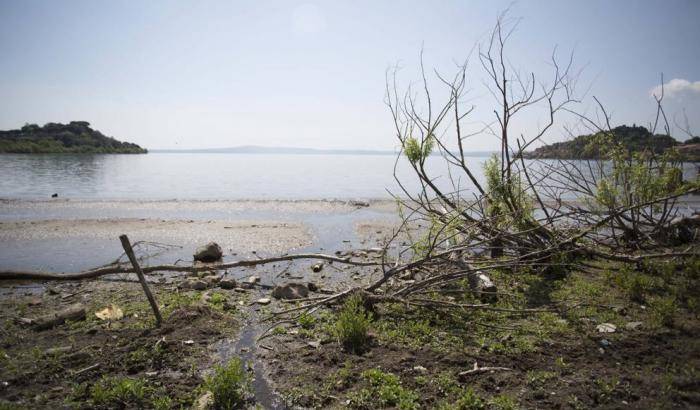 Grave siccità a Roma, il lago di Bracciano è secco: acqua razionata fino a dicembre