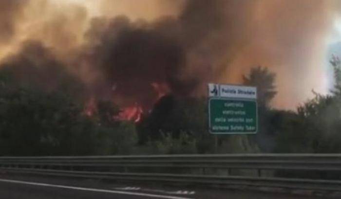 Vasto incendio vicino all'A1, l'autostrada chiusa tra Orte e Roma Nord