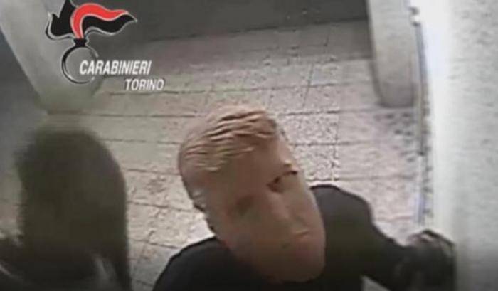 Torino: Assalti ai bancomat, mascherati da Trump due fratelli finiscono in manette