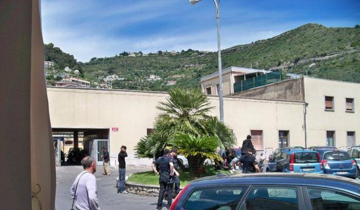 Alla stazione di Ventimiglia episodio di razzismo: un agente della Polstrada insulta un migrante