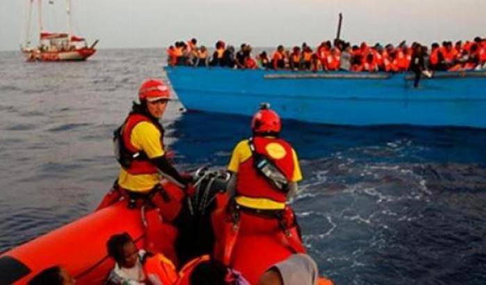 Nuova strage del mare: recuperati i corpi di 11 migranti su un gommone al largo della Libia