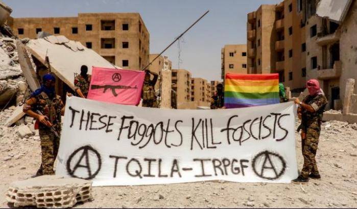 Gli uomine e le donne dell'Esercito di Liberazione Queer combattono l'Isis