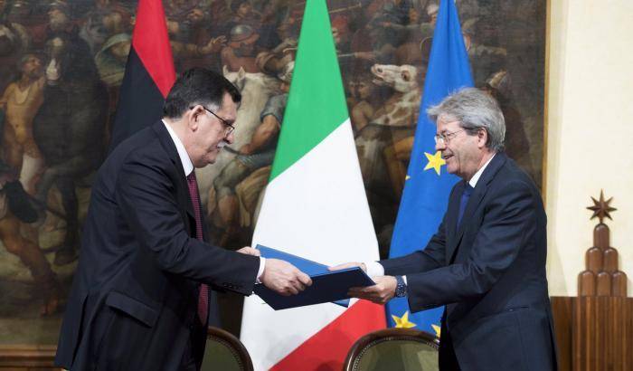 Il premier libico al-Sarrāj chiede aiuto all'Italia: ci servono più navi per pattugliare le coste