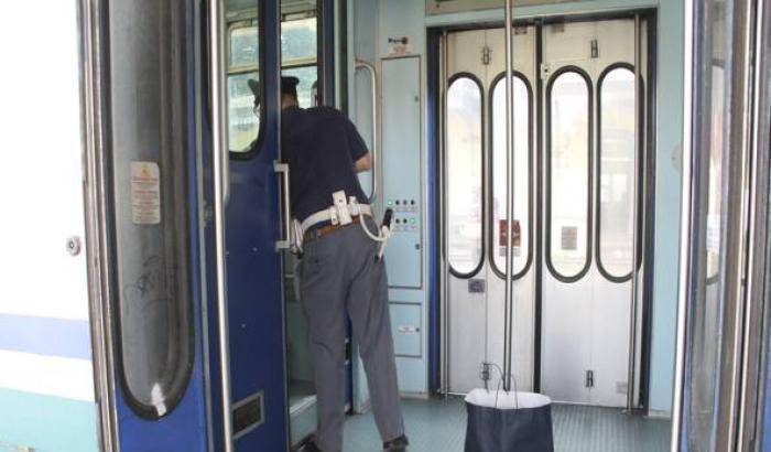 Il capotreno le chiede di indossare la mascherina: e la passeggera le sputa in faccia