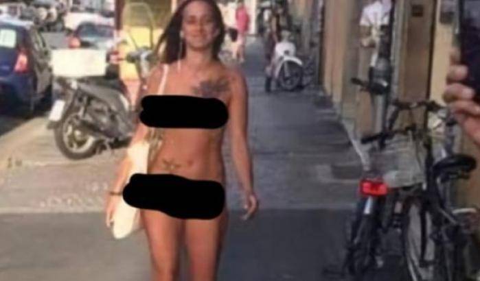 Una giovane ragazza completamente nuda per le strade di Bologna