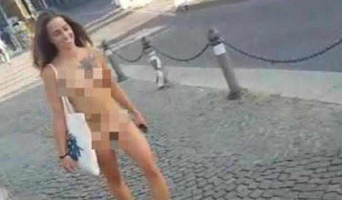 Ragazza nuda per Bologna