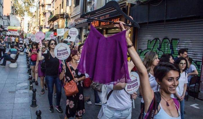 Aggredite perché vestono all'occidentale: le donne turche contro la deriva islamista