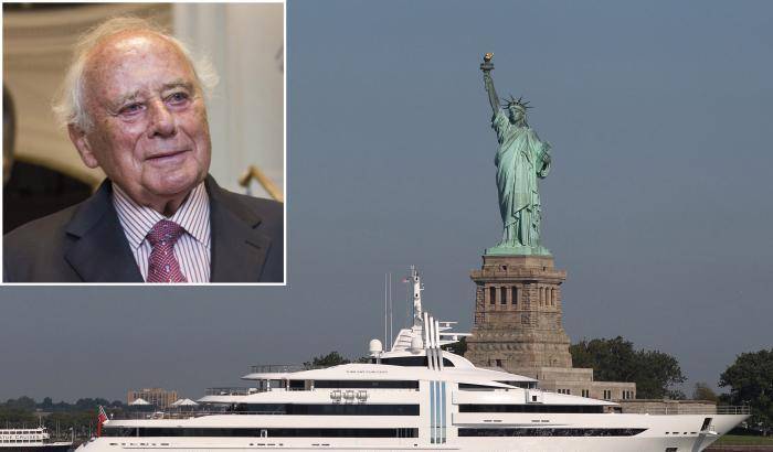 L'arroganza del miliardario: yacht ancorato davanti alla statua della libertà