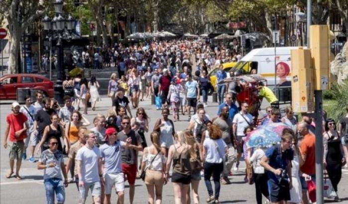 A Barcellona esplode la turismofobia: campagna d'estate dei catalani