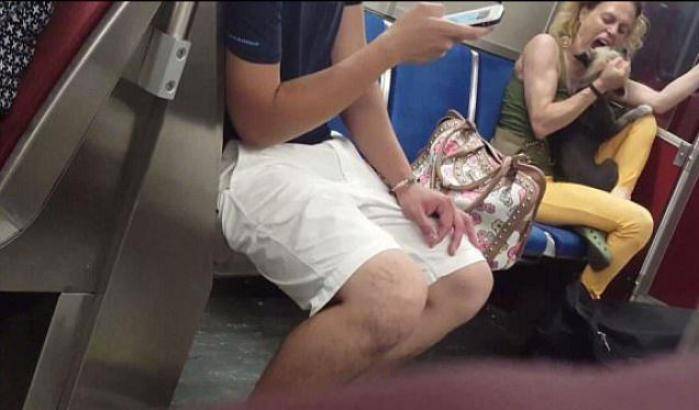 La donna che maltrattava il cagnolino nella metropolitana di Toronto