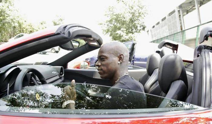 In autostrada a 200km orari: multato Mario Balotelli