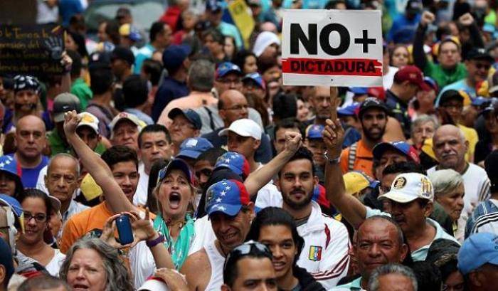 L'opposizione invita la gente a protestare in piazza contro la dittatura del presidente Maduro