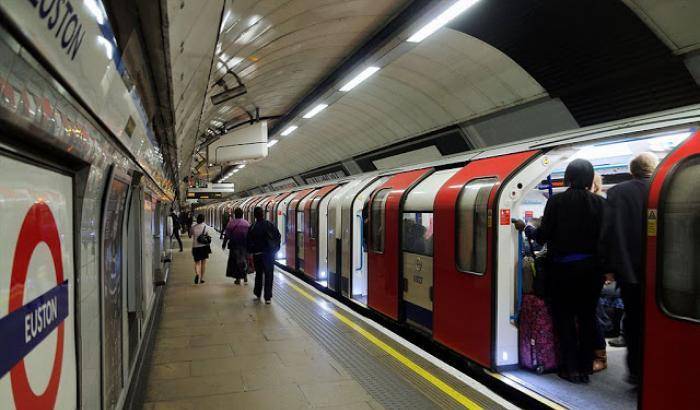 Attente alla metro a Londra: l'allarme delle autorità per l'aumento dei reati sessuali