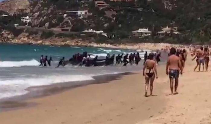 Spagna, decine di migranti sbarcano in una spiaggia tra i bagnanti