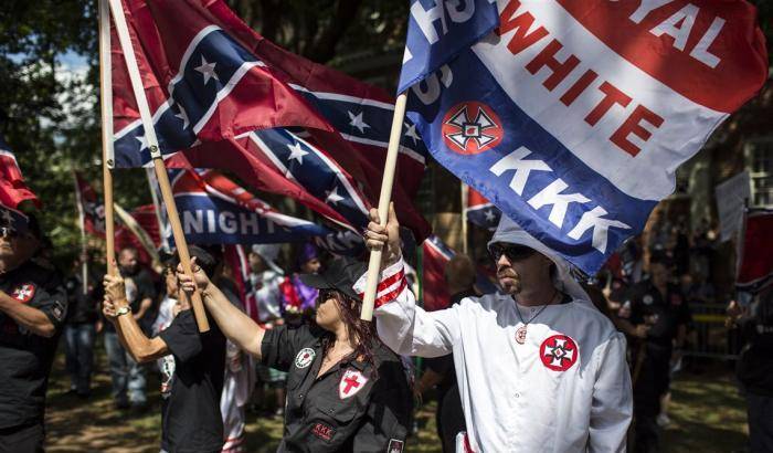 "Non toccate la statua del generale Lee!", i suprematisti bianchi manifestano in Virginia