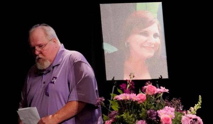 Il padre di Heather Heyer, Mark Heyer alla commemorazione funebre