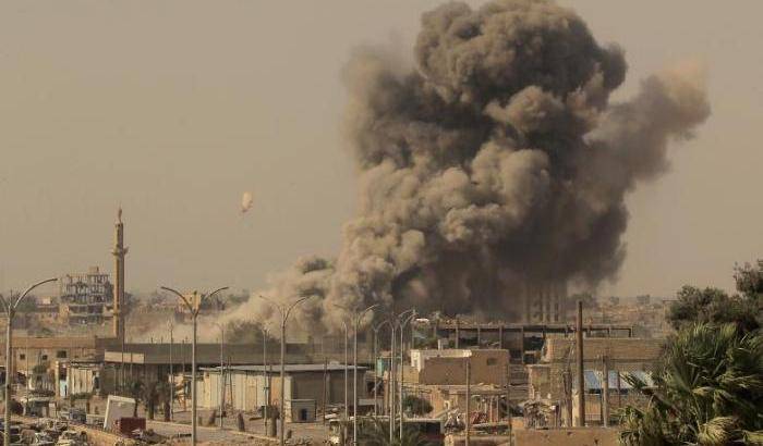 Bombe Usa sui civili di Raqqa: uccisi 17 civili, tra cui 5 bambini