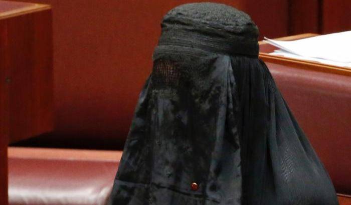 La senatrice della destra populista entra in Parlamento con il burqa: contestata
