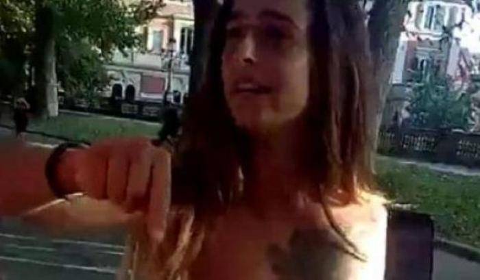 Ragazza nuda per Bologna spunta un secondo video: è un esperimento sociale