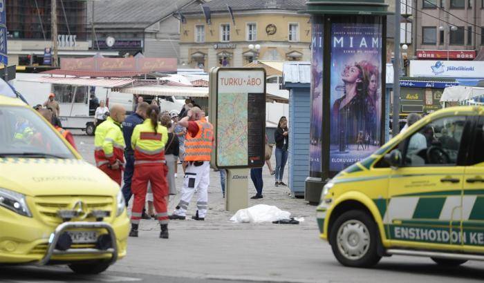 Terrore a Turku: un uomo accoltella i passanti. Due morti, catturato il killer