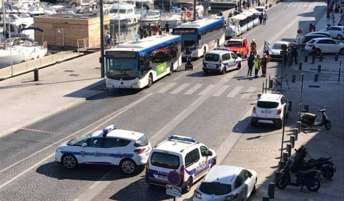 Furgone contro la gente a Marsiglia