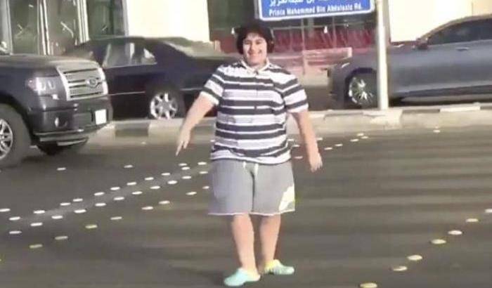 Balla la Macarena in strada: la polizia saudita arresta un ragazzino di 14 anni