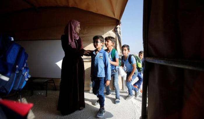 Israele ha requisito le roulottes: gli scolari palestinesi costretti nelle tende