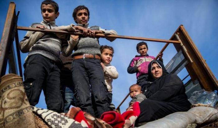 Raqqa, accordo per l'evacuazione di civili e jihadisti