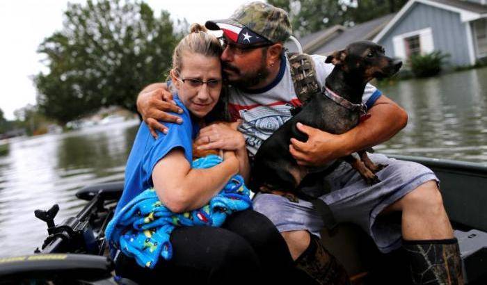Gli eroi silenziosi dell'inferno d'acqua di Houston: con i soccorritori alla ricerca di sopravvissuti